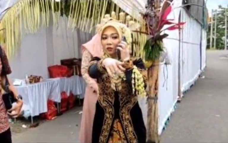 Kocak Pengantin Wanita Sibuk Cari Kurir yang Antar Paket Tepat di Hari Pernikahannya