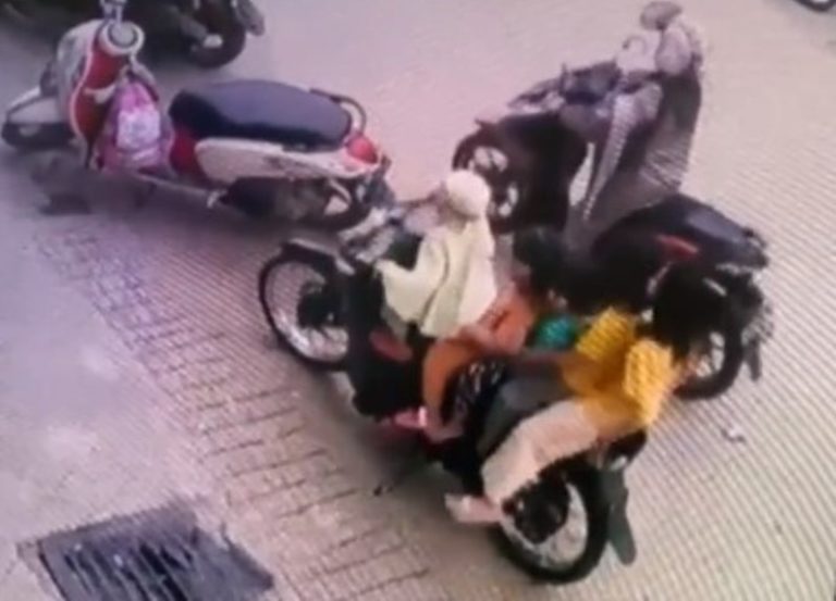 Mau Ngakak Tapi Kasihan 5 Bocah Nekat Naik Motor Bersamaan hingga Berujung Apes