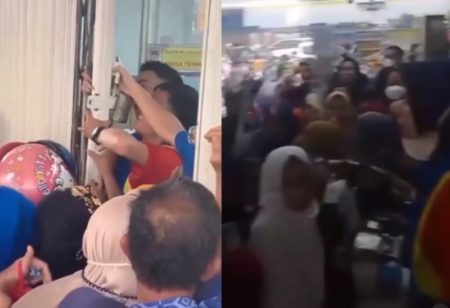 Pegawai Kewalahan Kerumunan Warga Berebut Masuk Minimarket yang Baru Buka Demi Beli Minyak Goreng