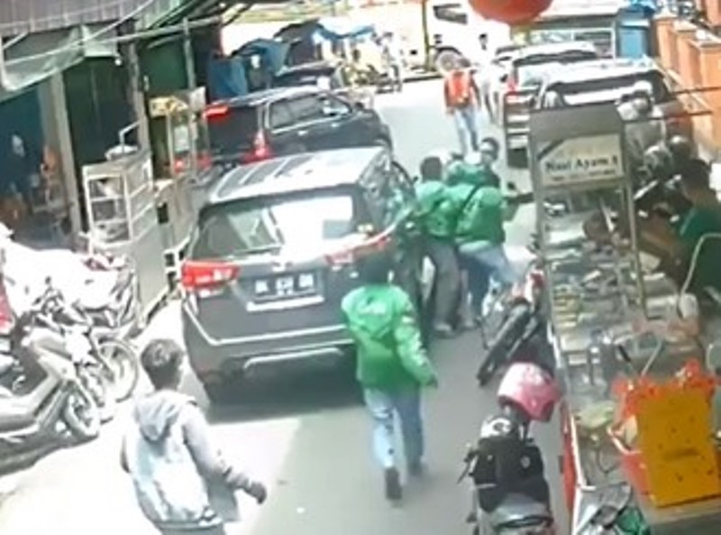 Pemicunya Sepele 2 Driver Ojol Adu Jotos dengan Pengemudi Mobil di Jala