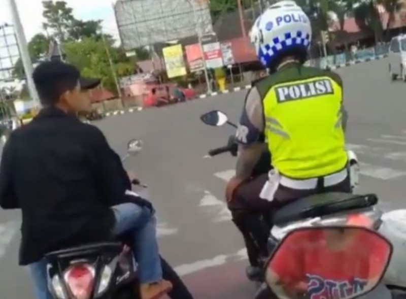 Serasa Uji Nyali Pemotor Tak Berhelm Terekam Santuy Ngobrol dengan Polisi