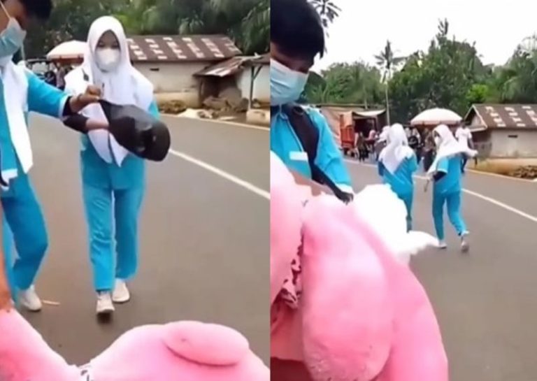 Tega Banget, Cewek ini Lempar Hadiah dan Diduga Rusak Boneka Pemberian si Cowok Tega Banget Cewek ini Diduga Rusak Boneka dan Lempar Hadiah Pemberian si Cowok