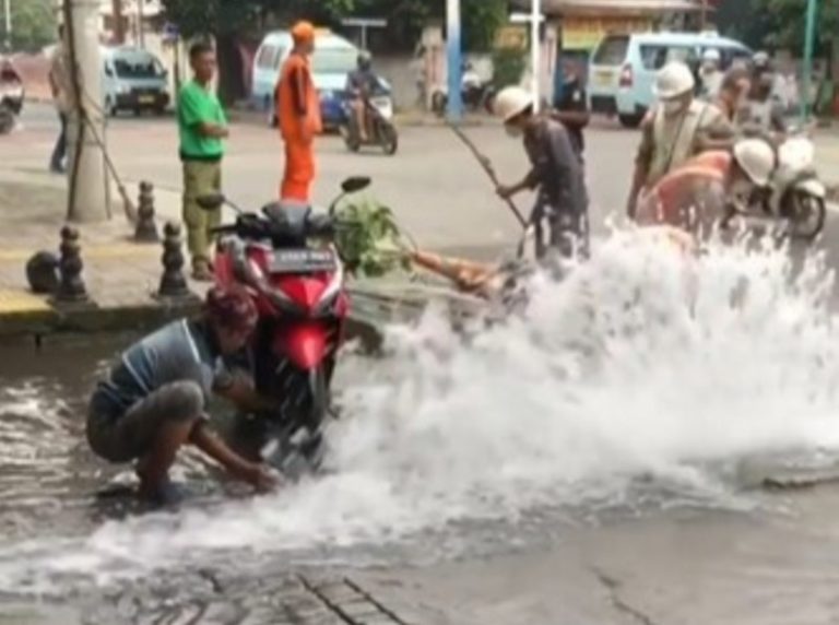 Ubah Musibah Jadi Berkah Bapak ini Santuy Cuci Motor Pakai Air dari Pipa Bocor