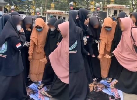 VIRAL Aksi 8 Wanita Injak hingga Acungkan Jari Tengah ke Baliho Bergambar Menag Yaqut