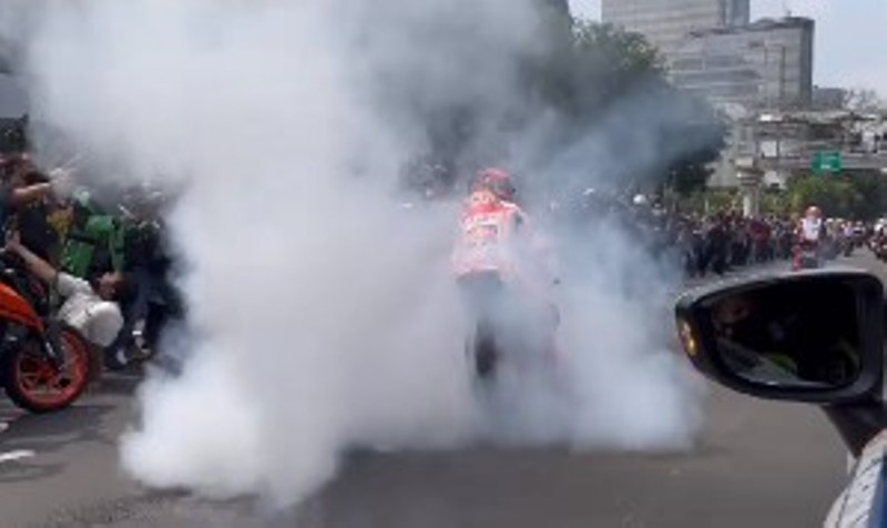 VIRAL Aksi Marc Marquez Burnout Saat Konvoi MotoGP di Jakarta