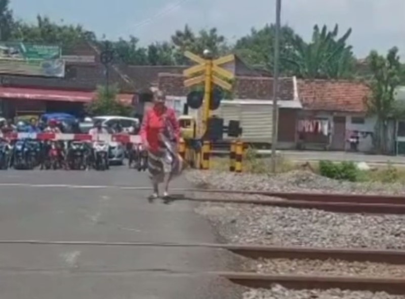 Viral Aksi Menantang Maut Nenek ini Santuy Sebrangi Rel Saat Kereta Sebentar Lagi Lewat