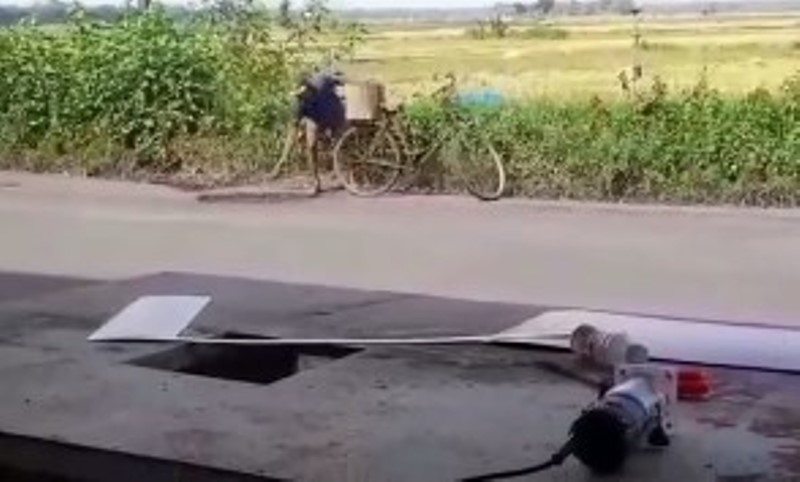Viral Kakek Pesepeda Tambal Jalan Berlubang Sendirian Batunya Diambil dari Sungai