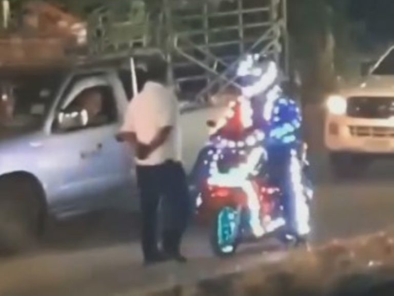 Viral Pria Pakai Lampu Kelap kelip di Sekujur Tubuh dan Motornya Silau Banget