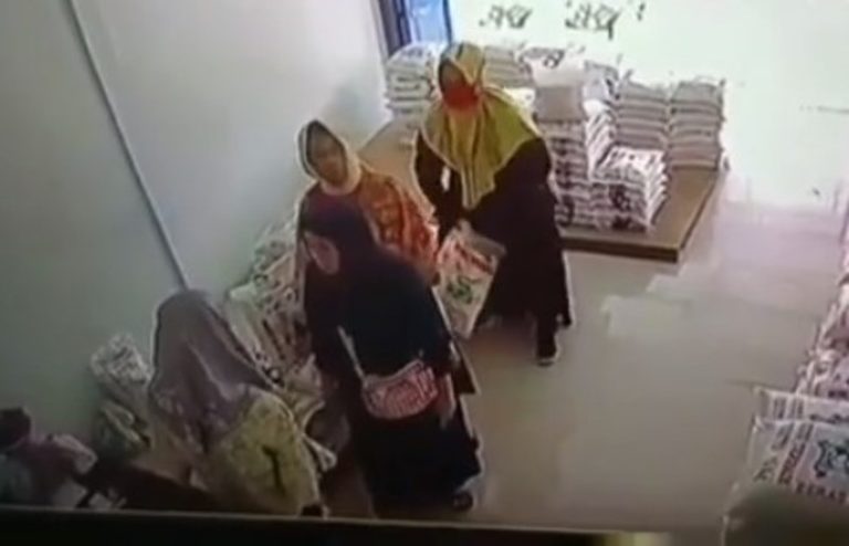 Viral Video Emak emak Curi 2 Karung Beras Caranya Dijepit di Paha Lalu Ditutupi Gamis