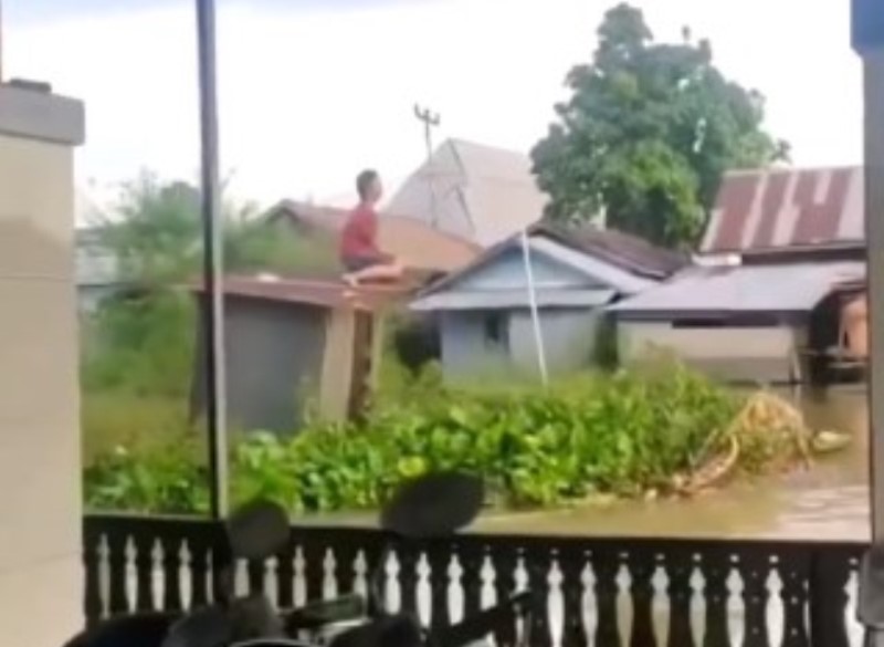 Viral Video Jamban Hanyut Terbawa Arus Sungai Pria ini Malah Santuy Duduk di Atas Atapnya