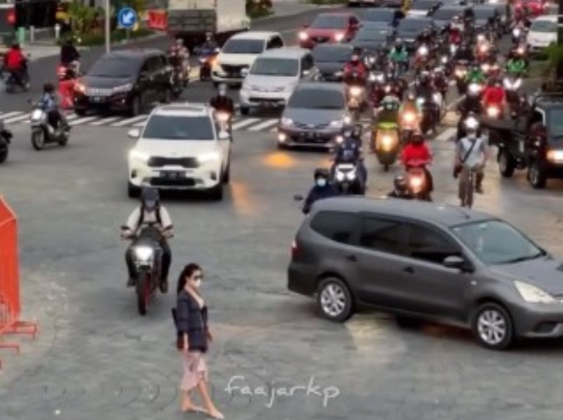 Viral Wanita Nekat Foto di Tengah Jalan Kawasan Tugu Jogja Saat Ramai Kendaraan