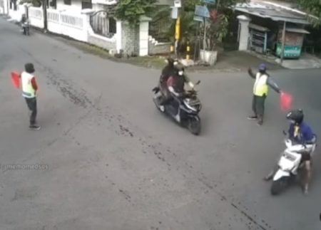 Abaikan Aba aba Untuk Berhenti Pemotor ini Nekat Nyelonong hingga Berakhir Celaka