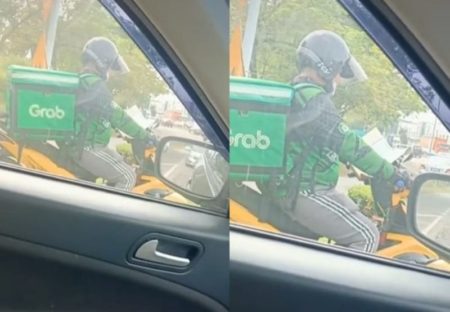 Berhenti di Lampu Merah Driver Ojol ini Sempatkan Waktu Untuk Baca Alquran
