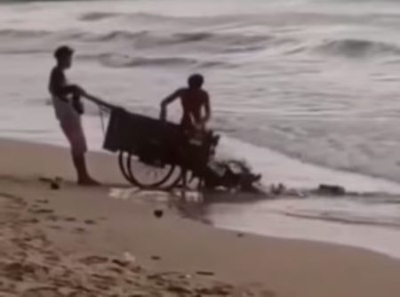 Bikin Geram 2 Pria Terekam Buang Sampah Satu Gerobak ke Pantai Carita