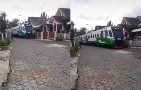 Bikin Kaget Sekaligus Ngeri Kereta ini Lewat Persis di Depan Pagar Rumah Warga