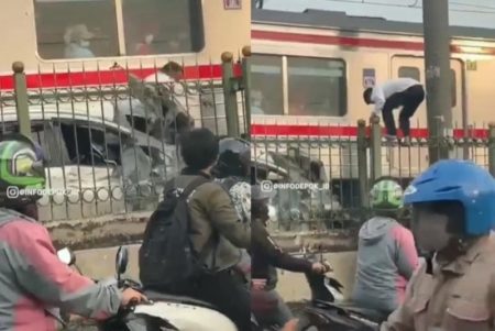 Detik detik Pengemudi Keluar dari Mobil yang Ringsek Tertabrak KRL di Depok
