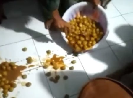 Diletakkan di Lantai Cara Pria Sajikan Makanan Untuk Para Santri Dinilai Tak Lazim