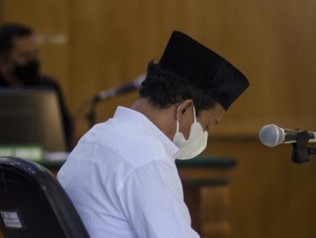 Herry Wirawan Pemerkosa 13 Santriwati Divonis Hukuman Mati dan Harus Bayar Restitusi