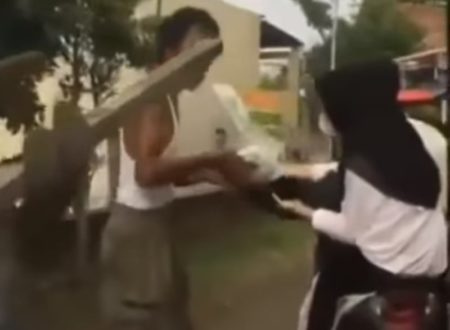 Kelewatan Bapak Pemulung Malah Lempar Nasi Kotak Gratis yang Diberikan Anak Muda