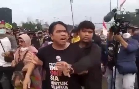 Kronologi Ade Armando Dikeroyok Saat Demo 11 April Babak Belur dan Celananya Dilucuti