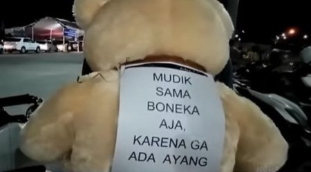 Lucu Sekaligus Ngenes Pria ini Pilih Mudik Bersama Boneka Gegara Tak Punya Ayang