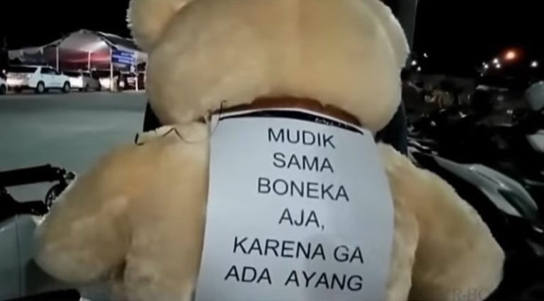 Lucu Sekaligus Ngenes Pria ini Pilih Mudik Bersama Boneka Gegara Tak Punya Ayang