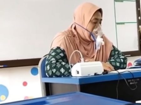 Meski Sedang Sakit Guru ini Tetap Mengajar di Kelas Sambil Pakai Masker Oksigen