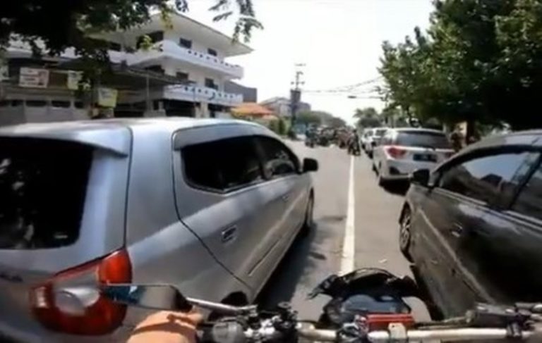 Ogah Kepanasan Mobil ini Neduh di Bawah Pohon Meski Jauh dari Lampu Merah