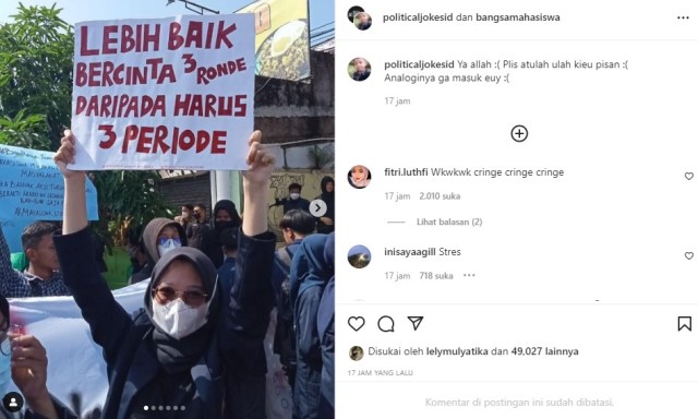 Potret Mahasiswi yang Bawa Poster Berkalimat Vulgar