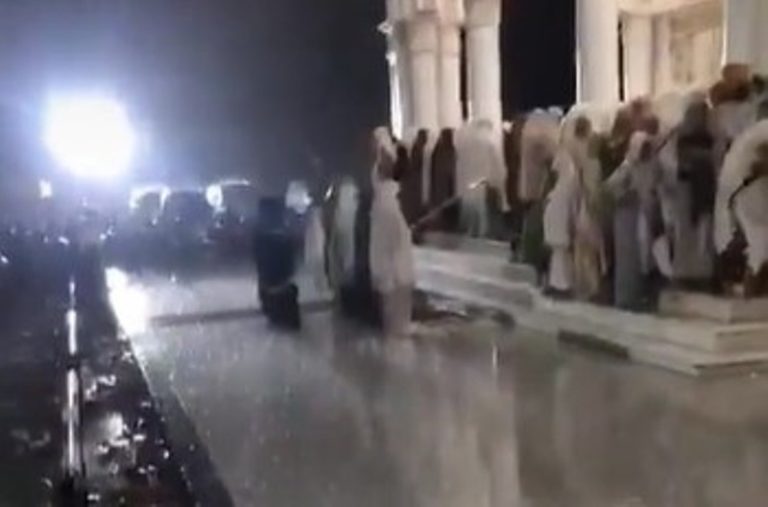 Ramai Dipuji Jamaah Wanita Tetap Salat Tarawih Walau Basah Kuyup Kehujanan