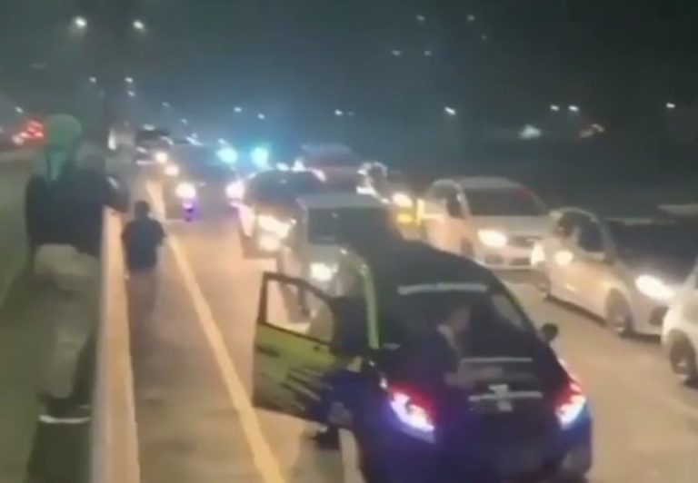 Viral Aksi Klub Mobil Blokade Tol Soroja Sampai Timbulkan Kemacetan Miris