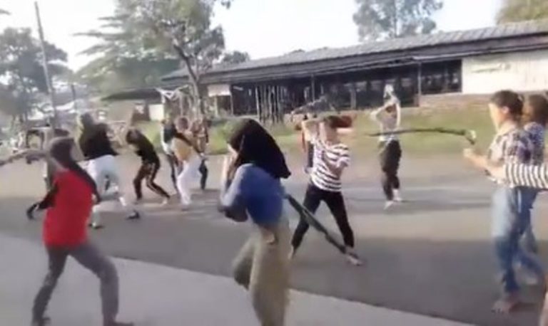Viral Aksi Remaja Perempuan Perang Sarung di Jalan Netter Auto Geleng geleng Kepala