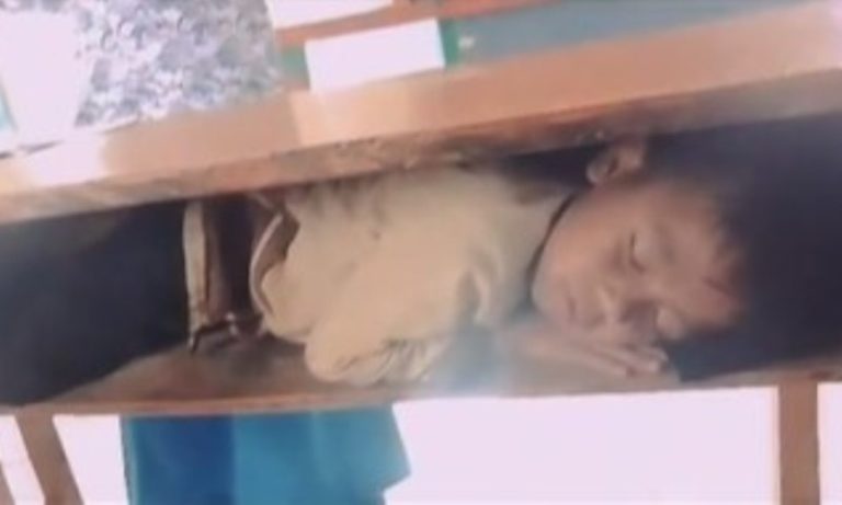 Viral Bocah SD Tidur Nyenyak di Laci Bangku Sekolah Untung Gak Sampai Nginep