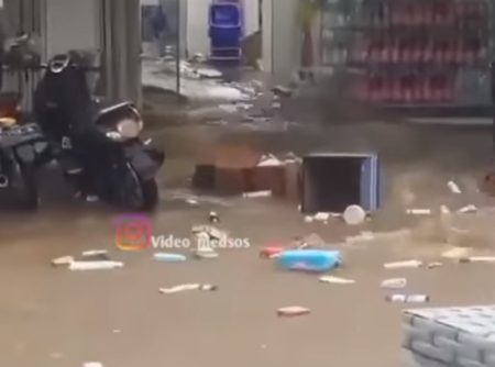 Viral Detik detik Barang dari Dalam Minimarket Hanyut Terbawa Banjir ke Jalan