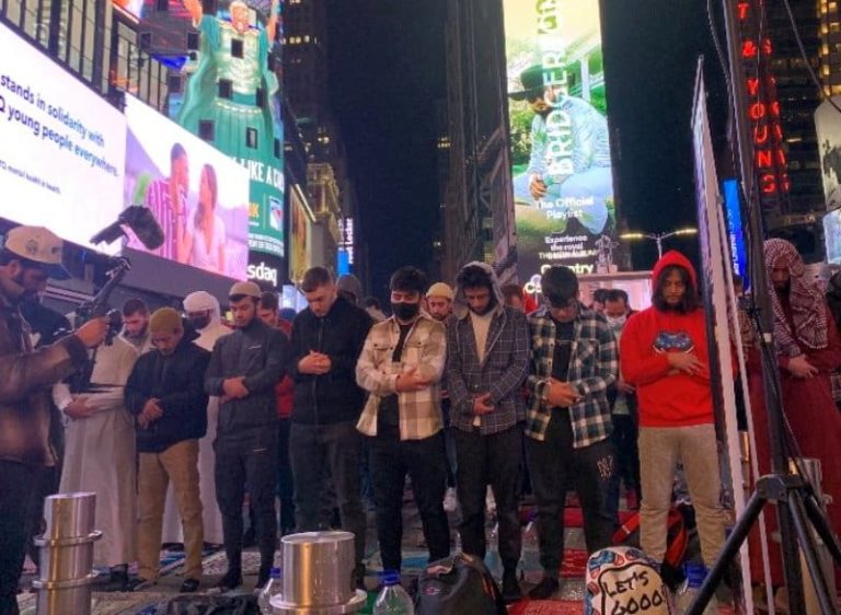 Viral Momen Ratusan Umat Muslim Salat Tarawih Perdana di Times Square New York