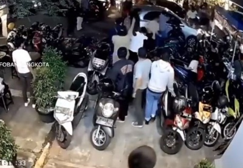 Viral Pengemudi Mobil Tabrak Gerobak Pedagang dan Motor Massa Langsung Bertindak Brutal