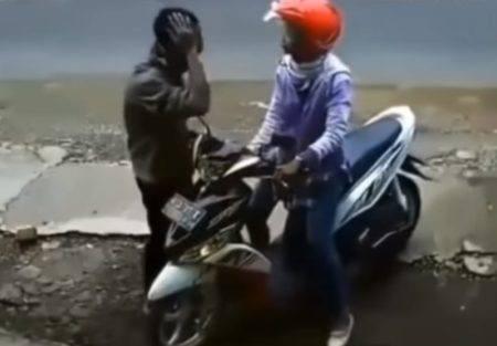 Viral Pria Nekat Pukul Kepala Sendiri Pakai Batu Saat Cekcok Reaksi si Cewek Bikin Miris