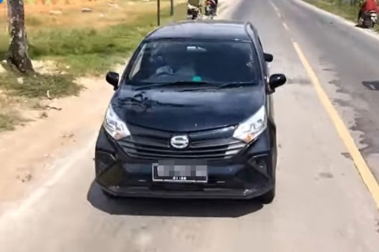 Viral Video Daihatsu Sigra Halangi dan Acungkan Jari Tengah ke Petugas Damkar