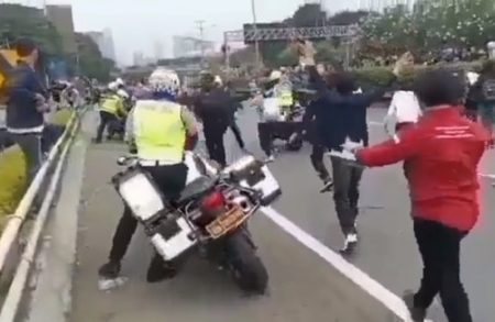 Viral Video Mahasiswa Lindungi Polisi dari Amukan Massa Saat Demo 11 April