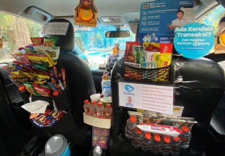 Baik Banget Driver Taksi di Surabaya Sediakan Makanan Minuman dan Obat Gratis Untuk Penumpang