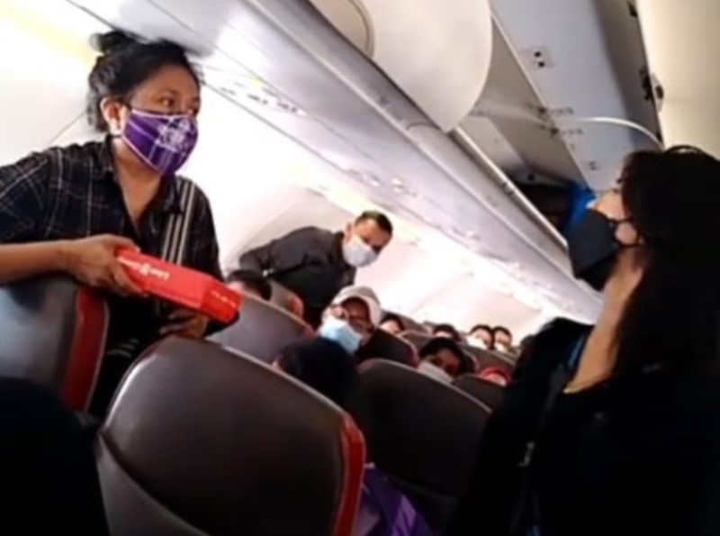 Ditegur Ibu ibu di Dalam Pesawat Wanita ini Malah Bersikap Tak Sopan Bacot