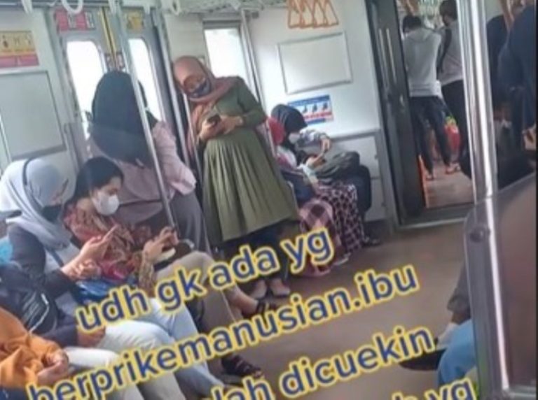 Kasihan Ibu Hamil Berdiri Selama Perjalanan di Kereta Penumpang Lain Enggan Beri Tempat Duduk