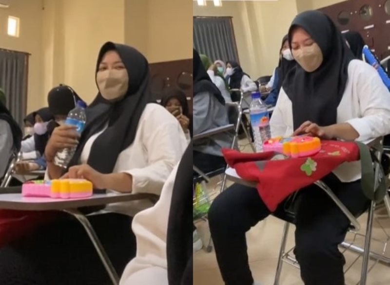 Mahasiswi Lain Bawa Pianika Cewek ini Malah Bawa Piano Mainan Saat Kuliah