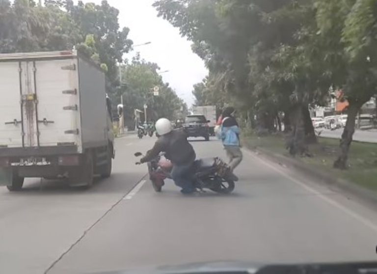 Ngeri Pengendara Motor Berakhir Celaka Demi Hindari Emak emak Nyebrang Jalan