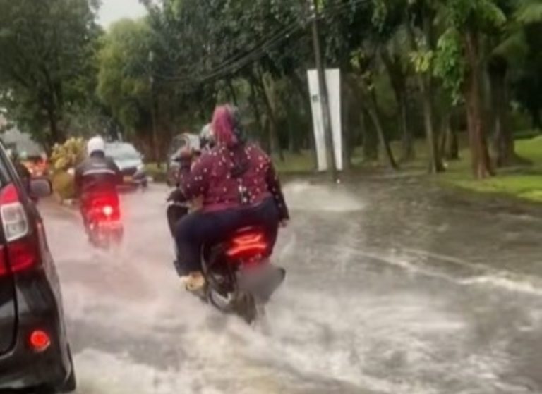 Pengendara Motor Ditegur Gegara Ngebut di Jalan Banjir yang Diboncengnnya Malah Acungkan Jari Tengah
