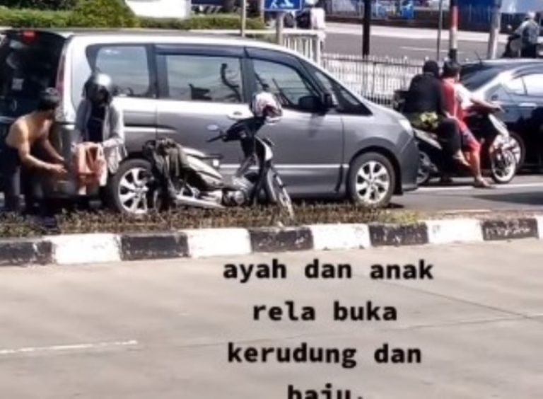 Salut Ayah Anak Rela Lepas Baju dan Kerudung Untuk Jadi Kain Kafan Kucing