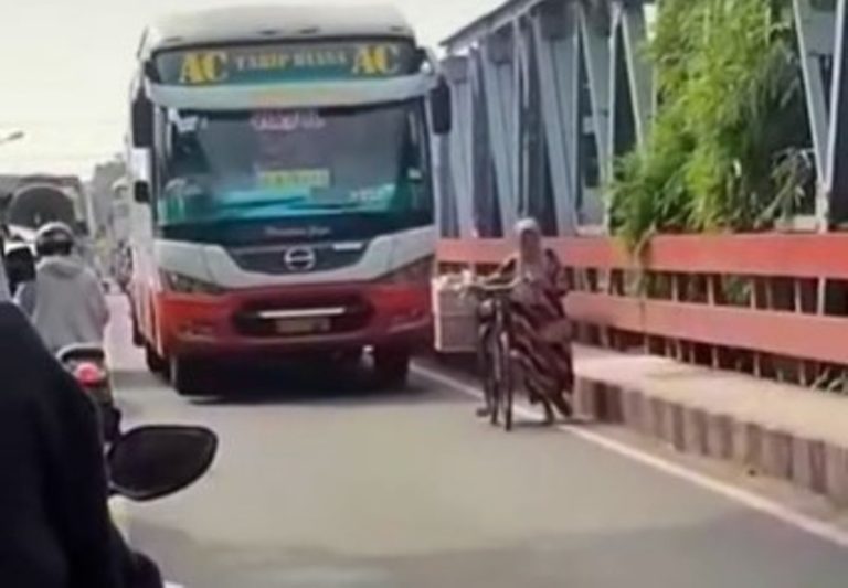 Salut Sopir Bus Rela Mengalah dan Melaju Pelan Demi Nenek nenek Pesepeda