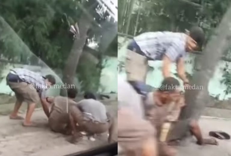 Tak Ada yang Menolong Kakek ini Tak Berdaya Saat Uangnya Dirampas 2 Pria