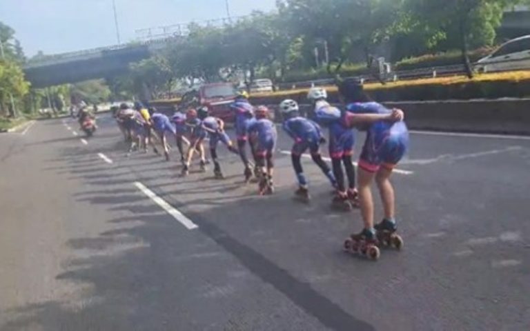 VIRAL Rombongan Sepatu Roda Meluncur di Tengah Jalan Raya Bikin Geram