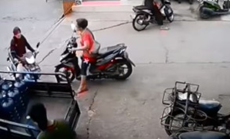 Viral 2 Emak emak Pengendara Motor Nyaris Adu Banteng di Pertigaan Siapa yang Salah